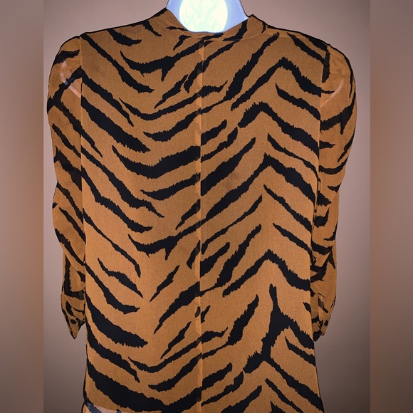 White House Black Market button up blouse top size medium M tiger - Picture 4 of 4